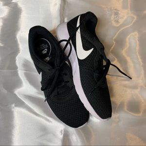 NIKE Tanjun Sneakers womens - like new
